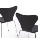 Arne Jacobsen. Et sæt på otte stole 'Syveren', model 3107, sort læder, Ny siddehøjde 46,5 cm. (8)