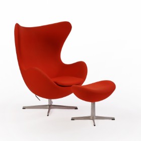 Arne Jacobsen. Hvilestol, model 3316, 'Ægget' i rødt uld med tilhørende skammel. Red Label fra 2007 (2)