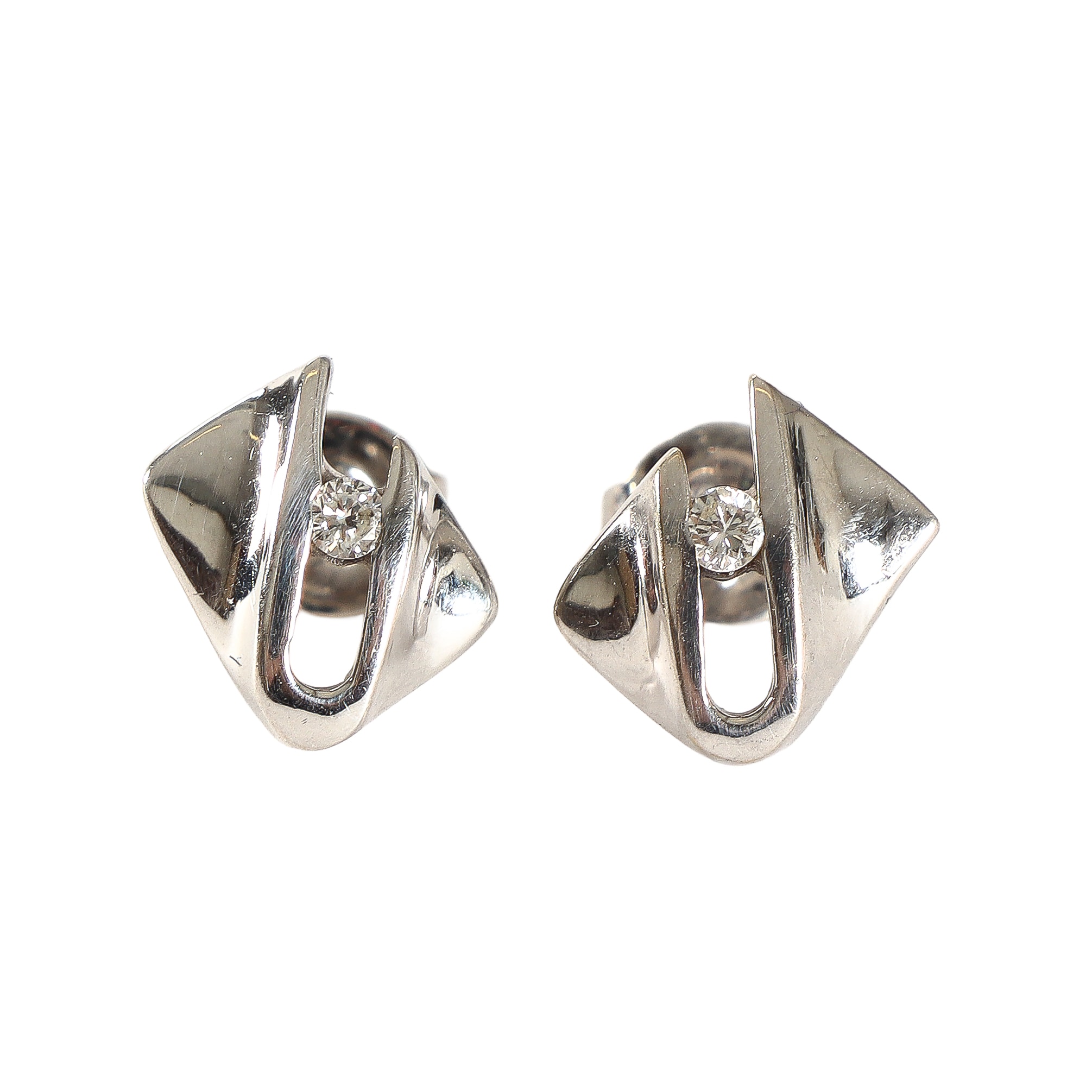 Awaiting Pair of earrings in 14 kt. white gold with brilliant-cut diamonds. (2)