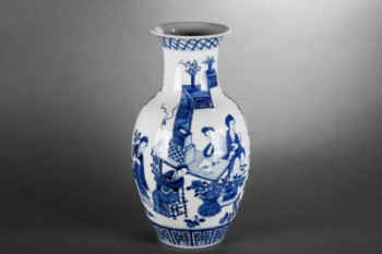 Kinesisk vase af porcelæn med blå dekoration