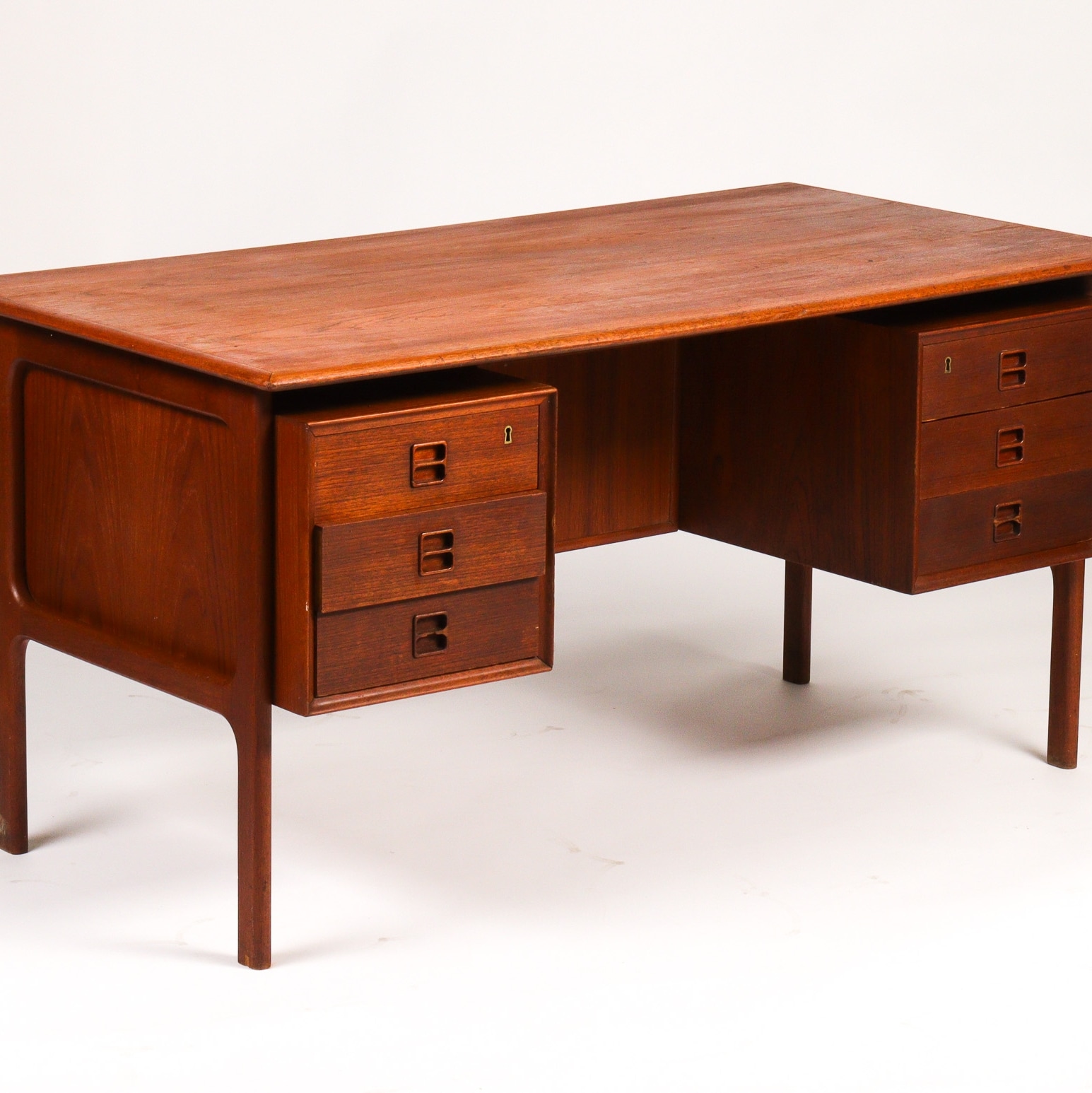 ArneVodderアルネヴォッダー　希少1960年代 Arne Vodder. Freestanding teak desk from the 60s | Lauritz.com