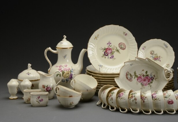 Royal Copenhagen. 'Frijsenborg' stel af porcelæn (74)