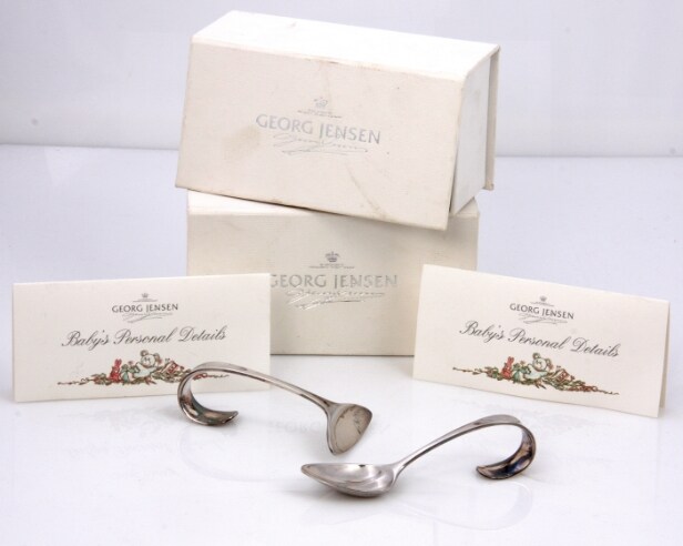 Georg Jensen. Dåbsgaver af sterlingsølv, ske og `skub-opper´ (2)