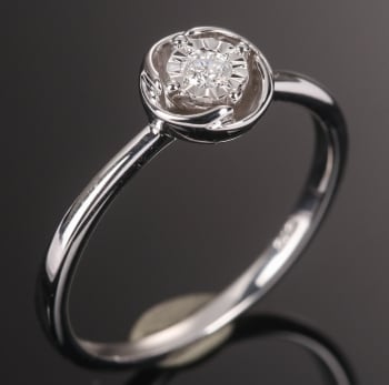 Diamonds by Frisenholm. Diamantring af 9 kt. hvidguld