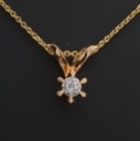 Solitaire brillantvedhæng med brillant på ca. 0.18 ct.  af 14 kt. guld, dertil en kæde af forgyldt sterling sølv