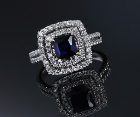 SUN. Sapphire and diamond ring in platinum, total approx. 1.51 ct