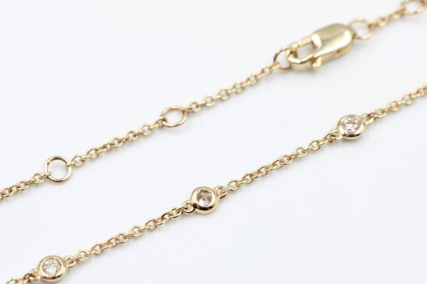 Bracelet made of 14 kt gold with eight natural diamonds totaling 0.25 ct.