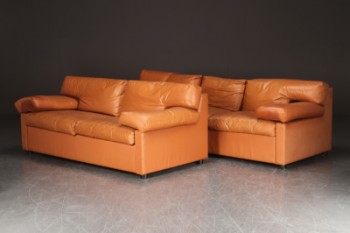N. Eilersen. Tre-pers. samt to-pers. sofa, conacfarvet læder (2)