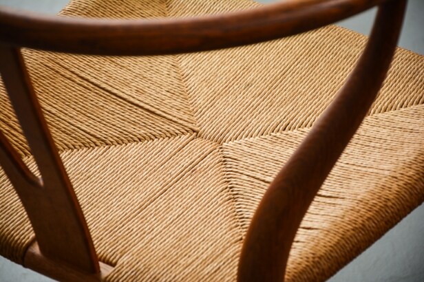 Hans J. Wegner. Y-stol af eg m. flet, Carl Hansen & Søn