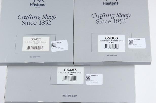 127. Hästens. Double, extra long duvet cover and two pillowcases, Satin Pure Emerald Green and Avocado Green, respectively 275x240 and 50x60 cm (3)