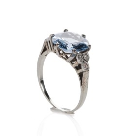 Vintage ring in white gold with synthetic spinel and diamonds