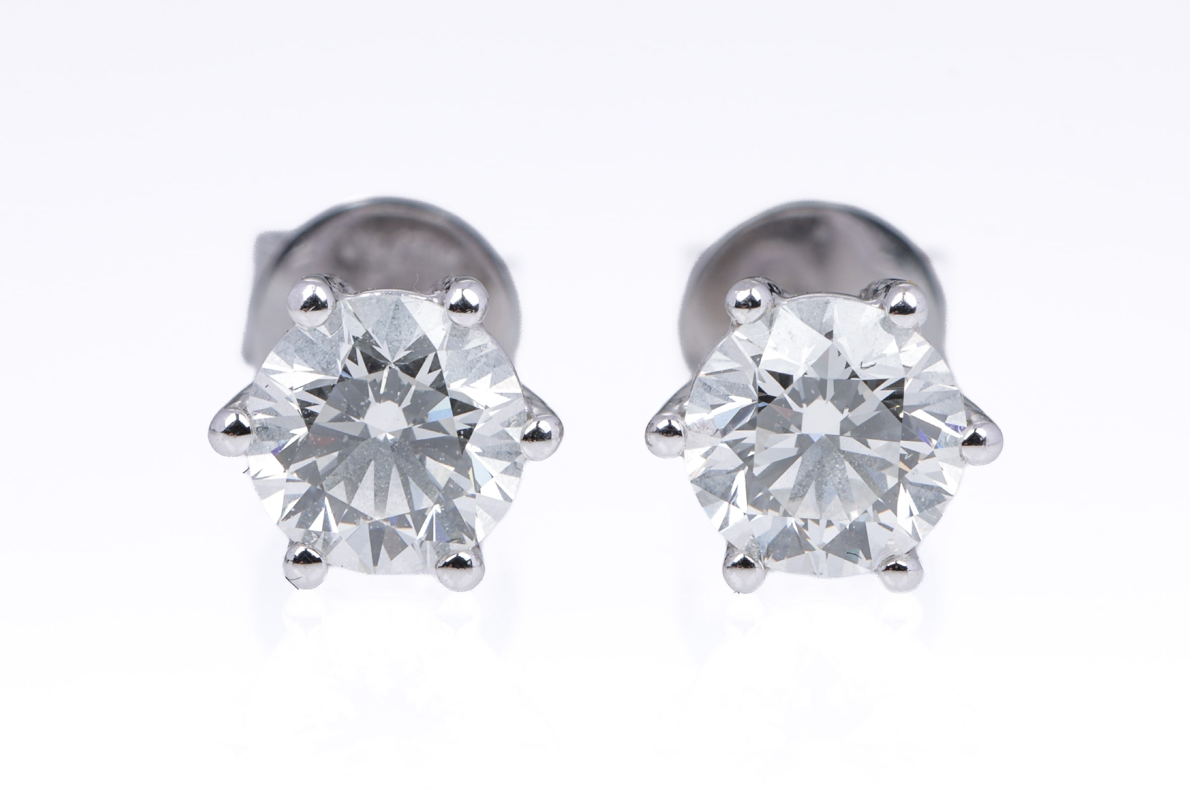 A pair of diamond solitaire ear studs of 18k white gold, total 1.00 ct. W/VS1. GIA. (2)