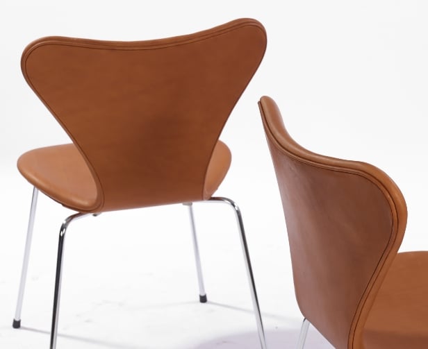 Arne Jacobsen. Et sæt på 8 stole 'Syveren', model 3107, Vacona cognac anilin læder (8)