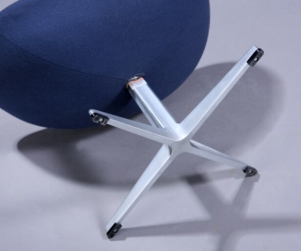 Arne Jacobsen. Ægget. Lænestol samt skammel, model 3316 og 3127 (2) Denne vare er sat til omsalg under nyt varenummer 5584754