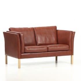 Stouby Furniture. To-pers. sofa, model Oslo, cognacfarvet bøffel læder.