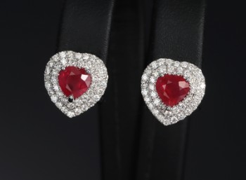 Et par hjerteformede rubin- og brillantørestikker af 18 kt. hvidguld (2)