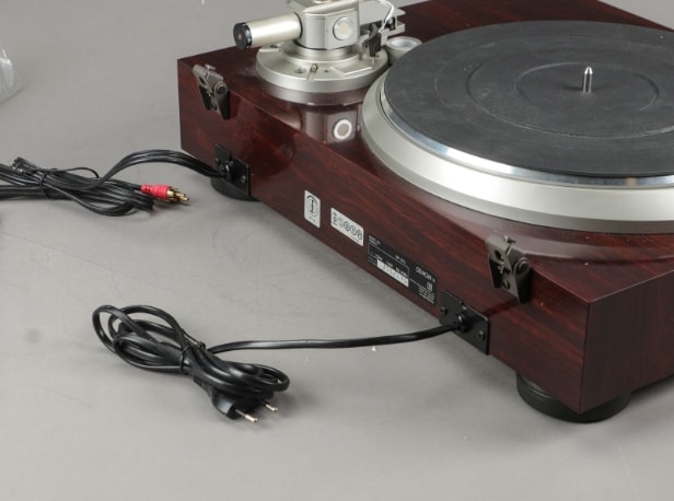 Denon. Pladespiller, model DP-57L