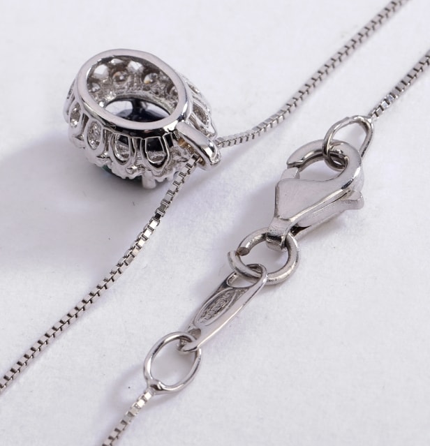 Sapphire and diamond rosette pendant and Venetian chain in 18 kt. white gold
