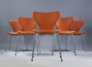 Arne Jacobsen. Et sæt på seks stole Syveren, model 3107, cognacfarvet Calvados læder. Ny siddehøjde 46,5 cm. (6)