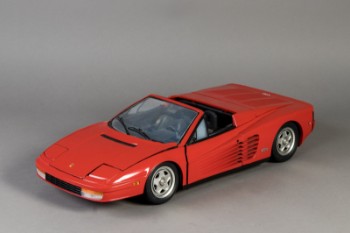 Stor Ferrari Testarossa modelbil i scala 1:8
