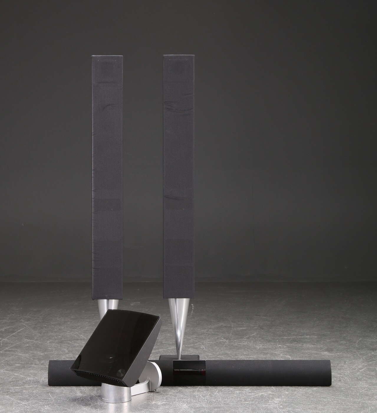 Bang & Olufsen. Beocenter 4, par BeoLab 8000 højtalere samt soundbar (4 ...