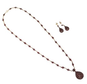 A jewellery set of gold plated silver with garnets. (3)