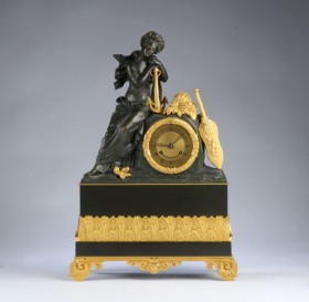 J.B. Marchand / P.C.H. Pons, Paris. Fransk kaminur af patineret og forgyldt bronze, 1830'erne-tallet