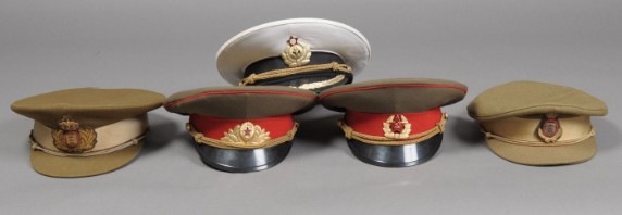 Samling military bla. dansk uniform, militær kasketter, huer, emblemer m.m. Lauritz.com