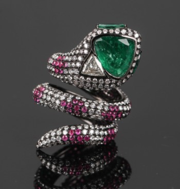 Smaragd, rubin og diamantring af 14 kt. sortrhodineret hvidguld