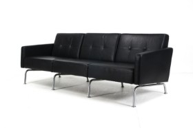 Johannes Foersom & Peter Hjort-Lorenzen. Tre-personers sofa, sort læder, model EJ 60/3