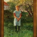 Wilhelm Otto Peters, norsk maler. Ung pige på en græsskråning med hus og børn, der leger skjul, i baggrunden. Olie på lærred.