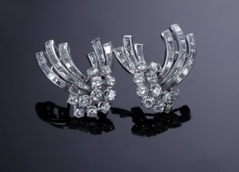 Et par brillant- og diamant cocktailørestikker af hvidguld og platin. (2)
