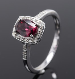 Ring med Rhodolit Garnet og diamanter, 14 kt. hvidguld