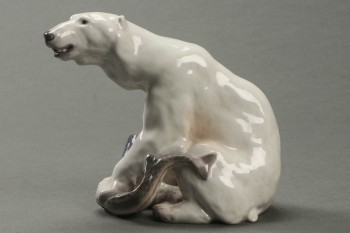 Dahl Jensen. Figur af porcelæn i form af isbjørn med fisk