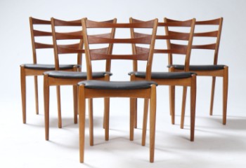 Dansk møbelproducent. Fem spisestole af teak og eg, sort bøffel læder.(5)