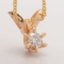 Solitaire brillantvedhæng med brillant på ca. 0.18 ct.  af 14 kt. guld, dertil en kæde af forgyldt sterling sølv