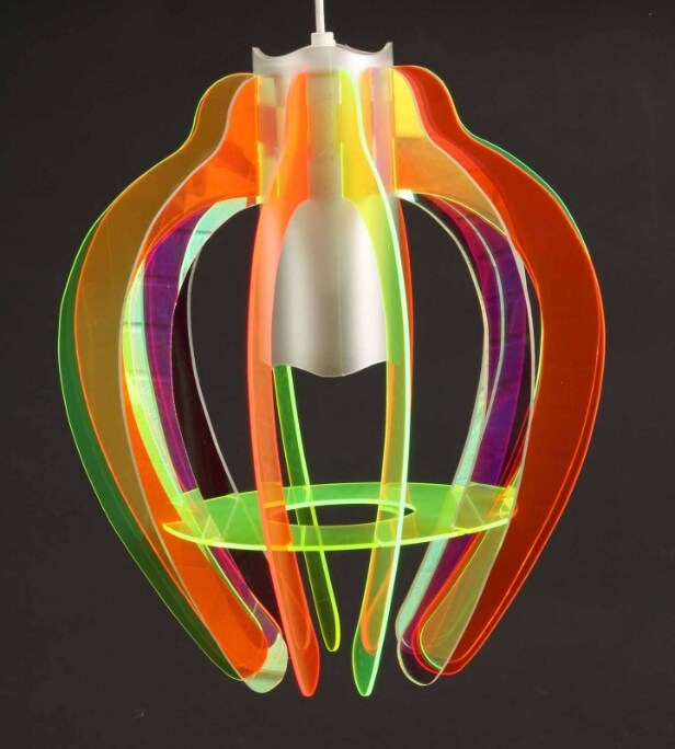 Dansk lampeproducent. Par pendler af farvet plexiglas/plast (2).