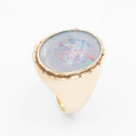 Vintage ring of 14 kt gold with opal