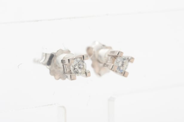 Pair of solitaire diamond earrings, 14 kt. white gold, approx. 0.10 ct