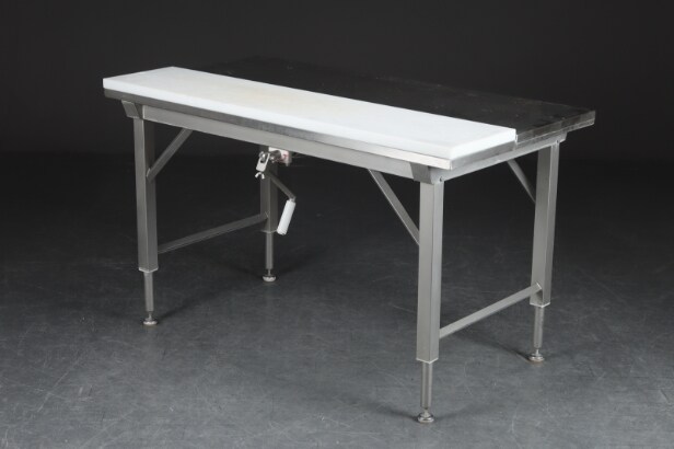 Inventar fra Irma. Industrielt slagterbord / køkkenbord af rustfrit stål