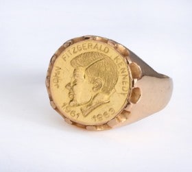 Umberto Marangoni, Vicenza. Retro herrering i 18 kt. guld med 'Kennedy'-medalje, ca. 1960'erne