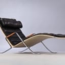 Preben Fabricius & Jørgen Kastholm. 'Græshoppen', chaiselongue i sort læder, model FK 87