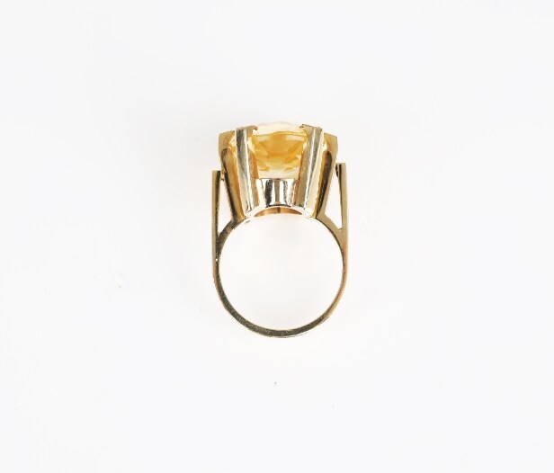 Citrinring af 14 kt. guld. Ringstr. 47.
