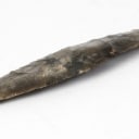Danmarks Oldtid: Let buet kniv af flint. L. 22,7 cm.