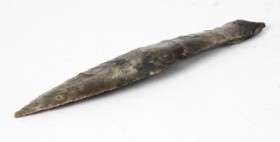 Danmarks Oldtid: Let buet kniv af flint. L. 22,7 cm.