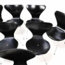 Arne Jacobsen (1902-1971) 'Syveren' Fjorten sorte stole model 3107. (14)
