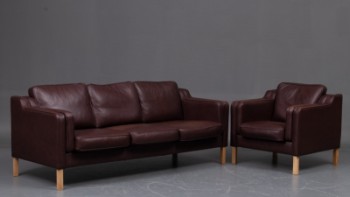 Fritstående tre-personers sofa med tilhørende lænestol i brunt læder (2)