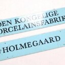 Royal Copenhagen samt Holmegaard: To hængeskilte af bemalet træ, 1950'erne (2)