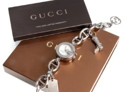 Gucci damearmbåndsur af stål med charms, ref. 107