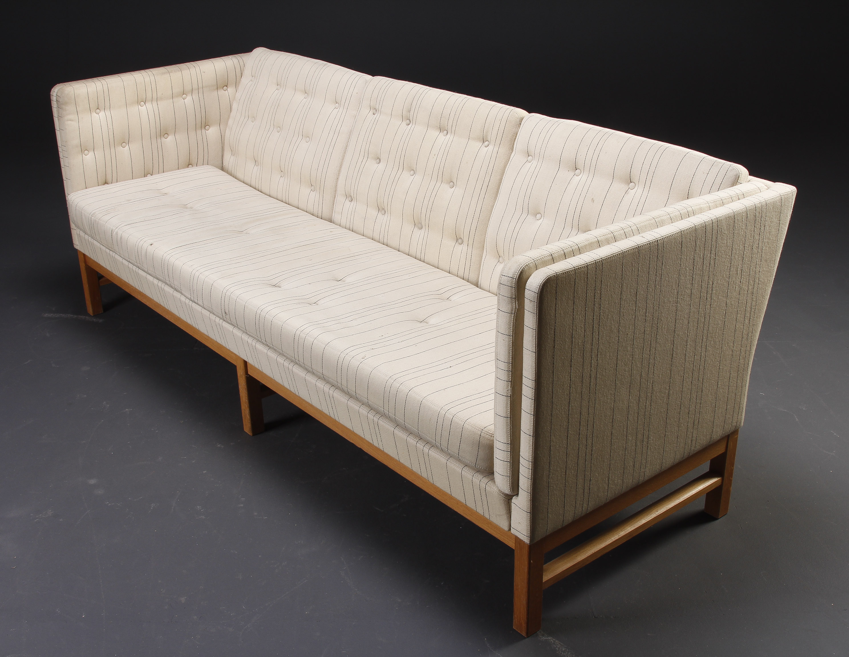 Erik Jørgensen. Sofa model EJ-315 | Lauritz.com